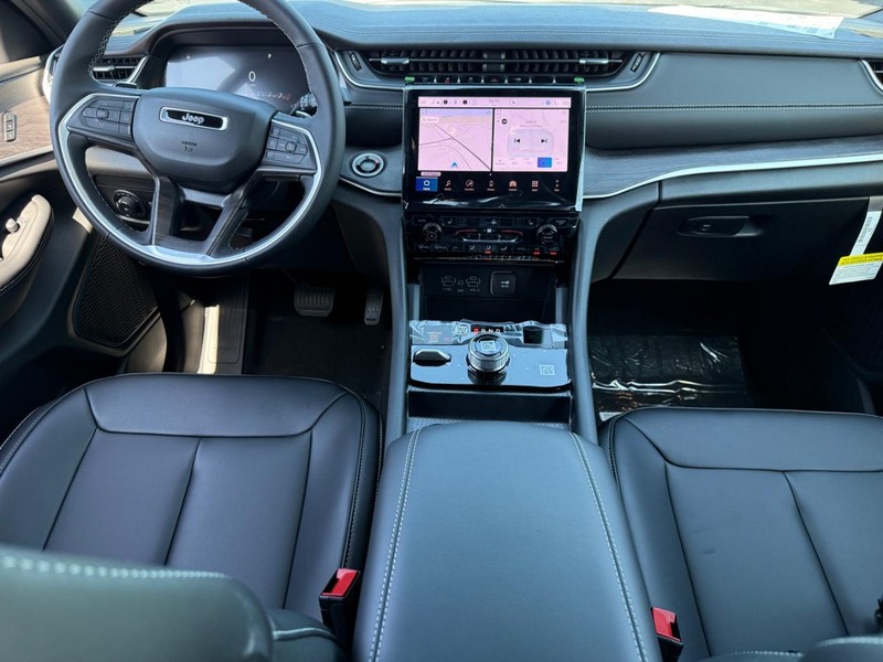 Jeep Grand Cherokee L Vehicle Full-screen Gallery Image 7