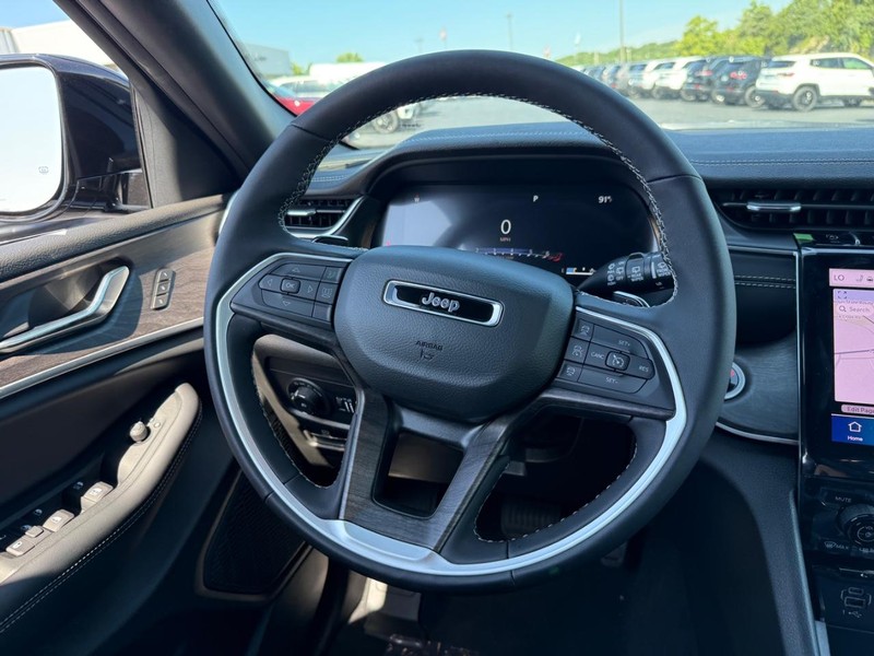 Jeep Grand Cherokee L Vehicle Full-screen Gallery Image 8