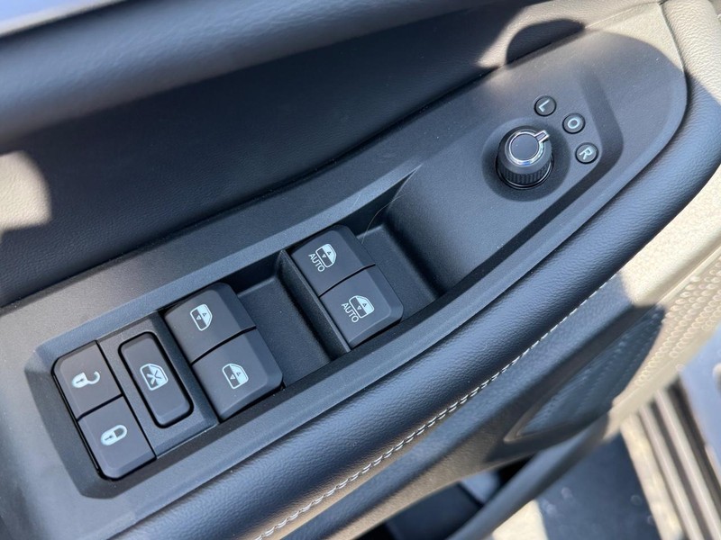 Jeep Grand Cherokee L Vehicle Full-screen Gallery Image 10