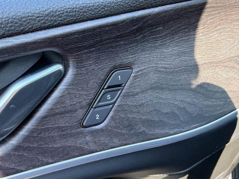 Jeep Grand Cherokee L Vehicle Full-screen Gallery Image 11