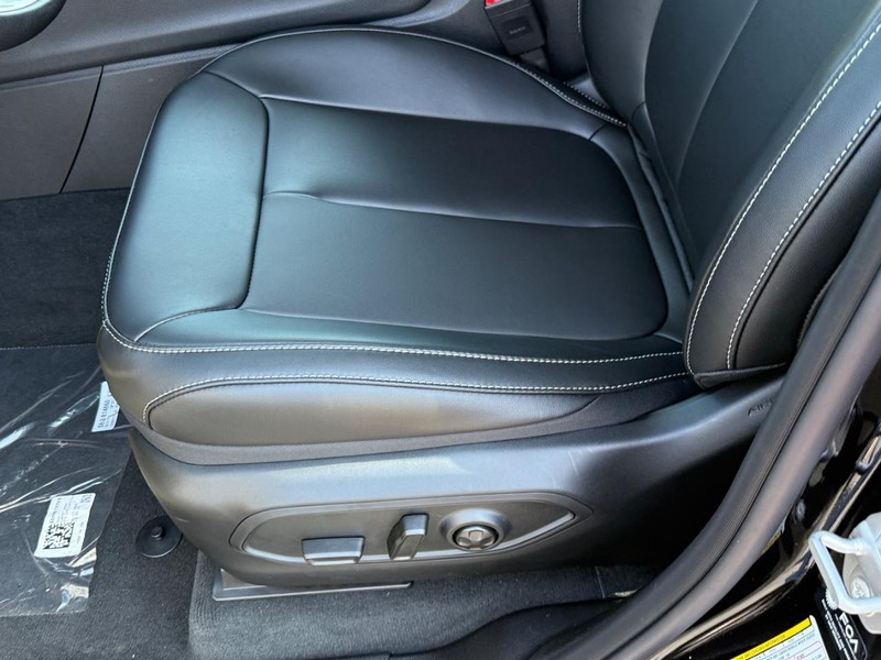 Jeep Grand Cherokee L Vehicle Full-screen Gallery Image 12