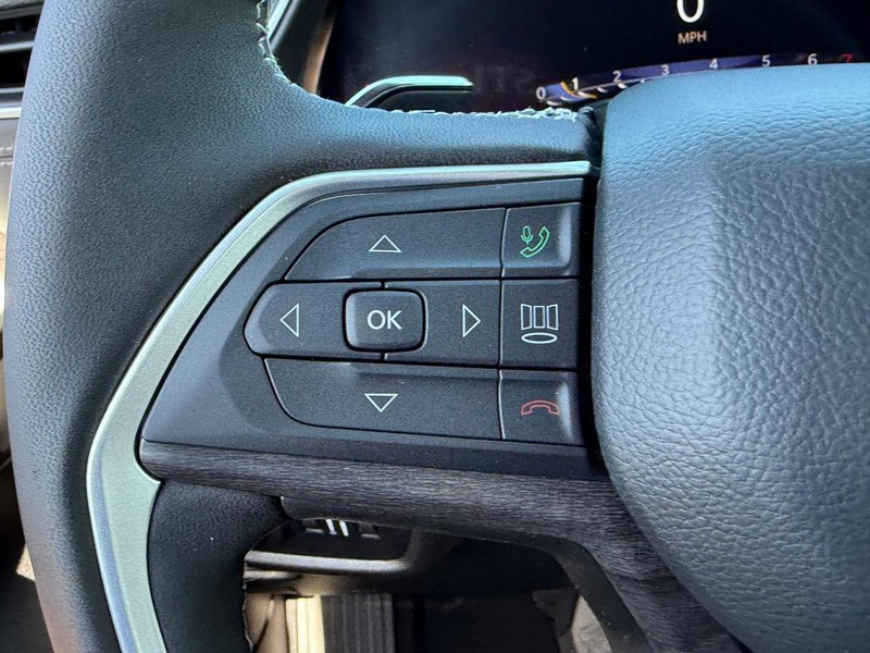 Jeep Grand Cherokee L Vehicle Full-screen Gallery Image 13