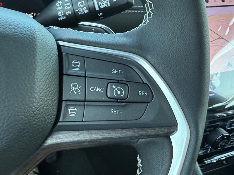 Jeep Grand Cherokee L Vehicle Full-screen Gallery Image 14