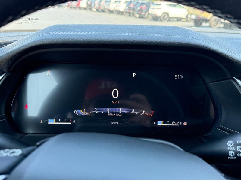 Jeep Grand Cherokee L Vehicle Full-screen Gallery Image 15