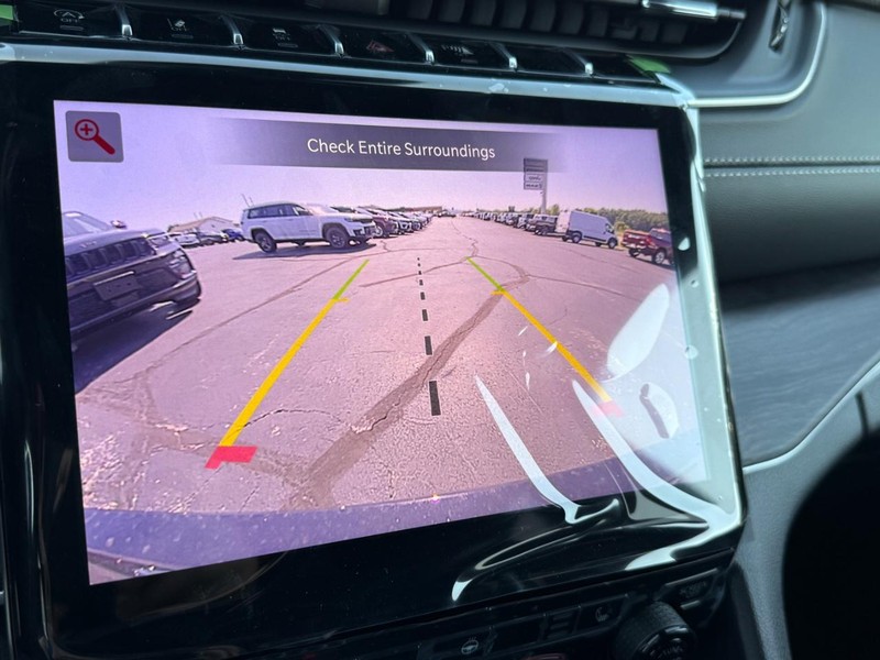 Jeep Grand Cherokee L Vehicle Full-screen Gallery Image 16