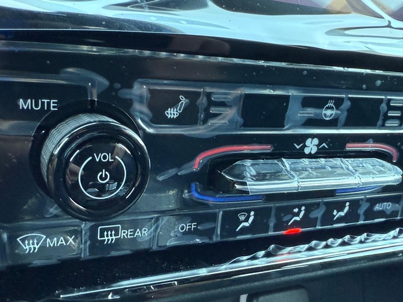 Jeep Grand Cherokee L Vehicle Full-screen Gallery Image 17