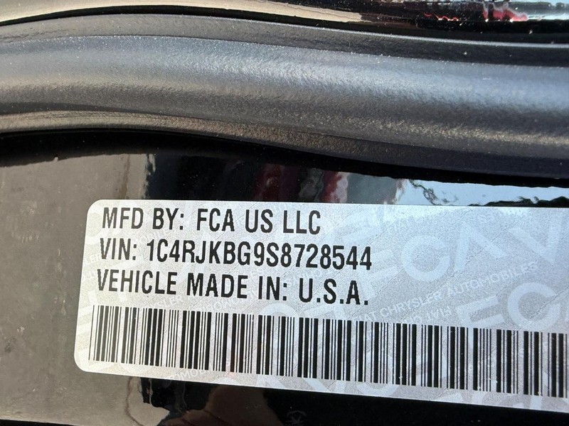 Jeep Grand Cherokee L Vehicle Full-screen Gallery Image 18