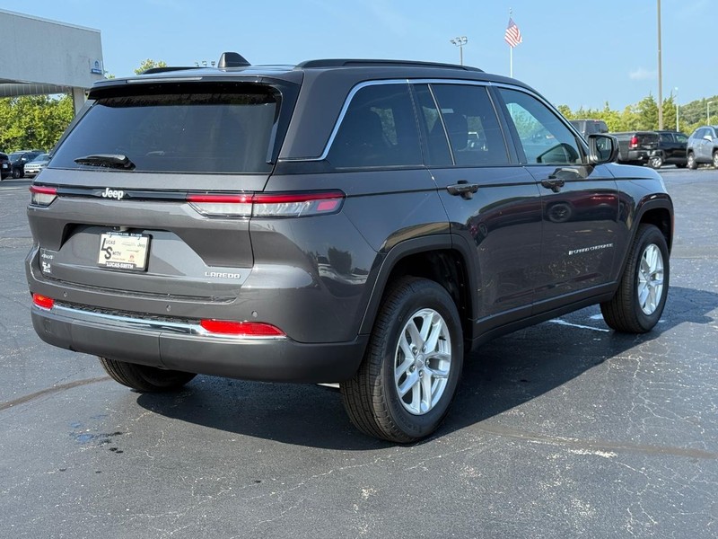 Jeep Grand Cherokee Vehicle Full-screen Gallery Image 3
