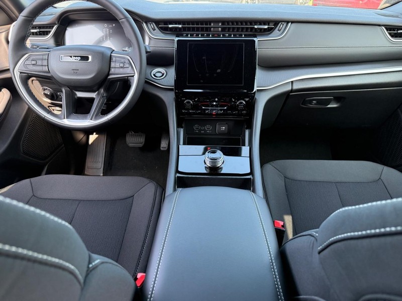 Jeep Grand Cherokee Vehicle Full-screen Gallery Image 6