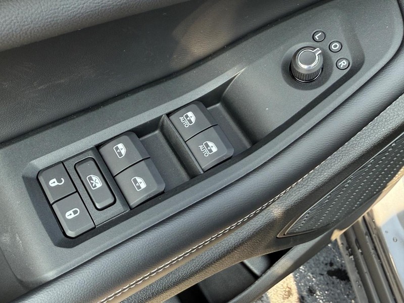 Jeep Grand Cherokee Vehicle Full-screen Gallery Image 9