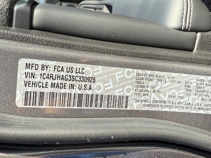 Jeep Grand Cherokee Vehicle Full-screen Gallery Image 15