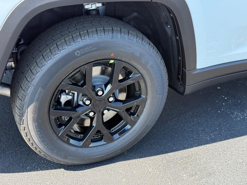 Jeep Grand Cherokee L Vehicle Full-screen Gallery Image 4