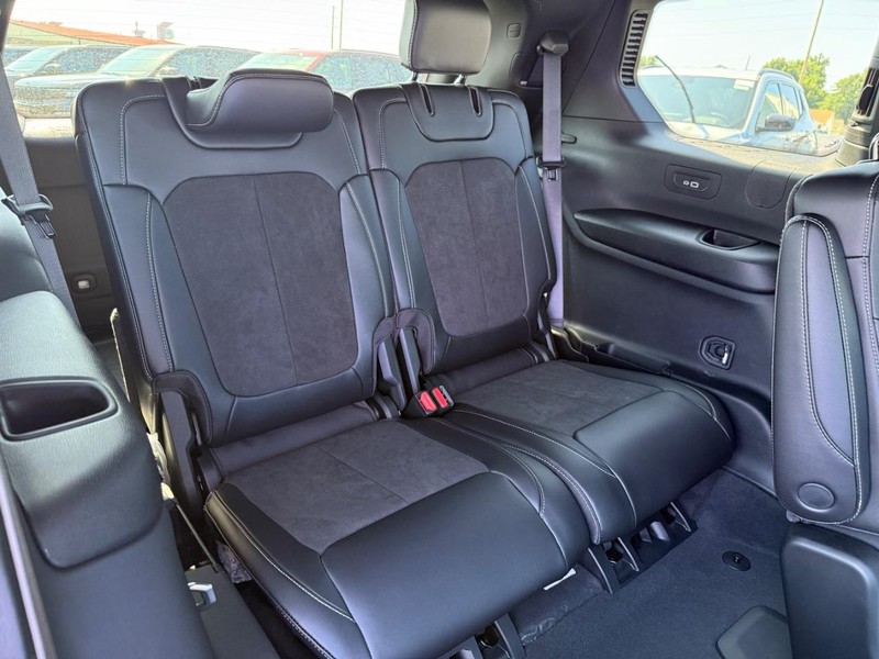 Jeep Grand Cherokee L Vehicle Full-screen Gallery Image 5