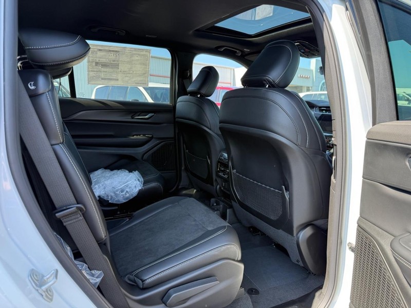 Jeep Grand Cherokee L Vehicle Full-screen Gallery Image 6