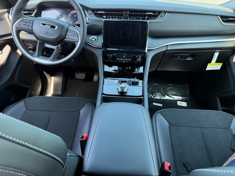 Jeep Grand Cherokee L Vehicle Full-screen Gallery Image 7