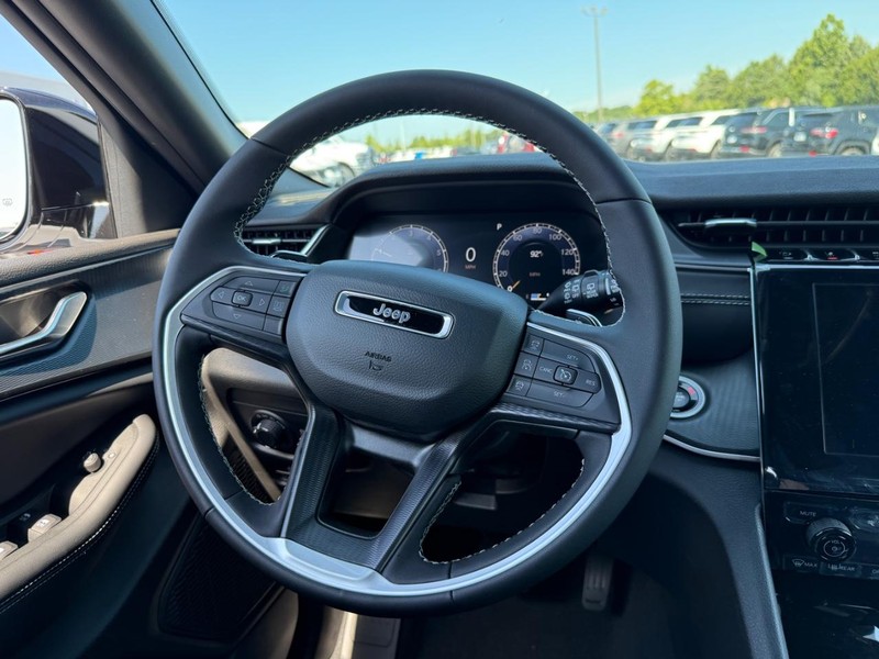 Jeep Grand Cherokee L Vehicle Full-screen Gallery Image 8