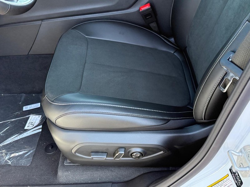 Jeep Grand Cherokee L Vehicle Full-screen Gallery Image 11