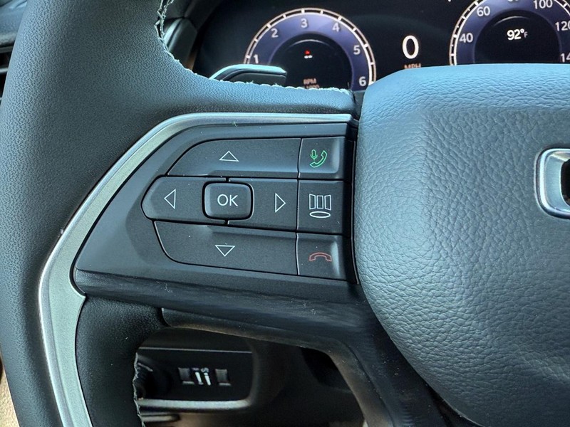 Jeep Grand Cherokee L Vehicle Full-screen Gallery Image 12