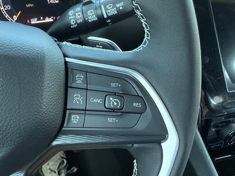 Jeep Grand Cherokee L Vehicle Full-screen Gallery Image 13