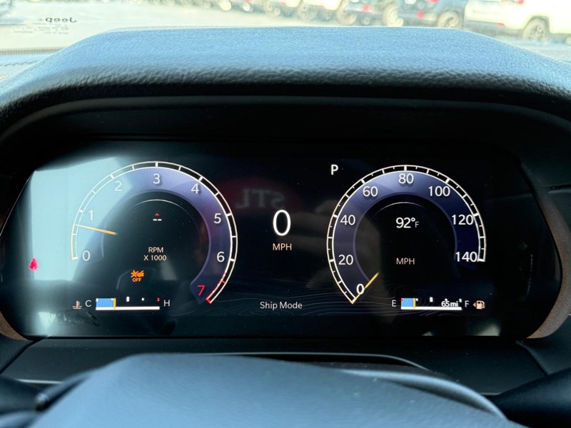 Jeep Grand Cherokee L Vehicle Full-screen Gallery Image 14