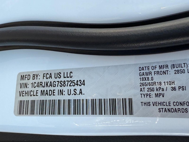 Jeep Grand Cherokee L Vehicle Full-screen Gallery Image 16