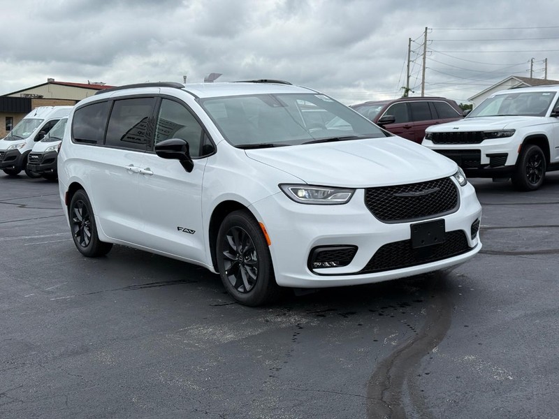 Chrysler Pacifica Vehicle Full-screen Gallery Image 2