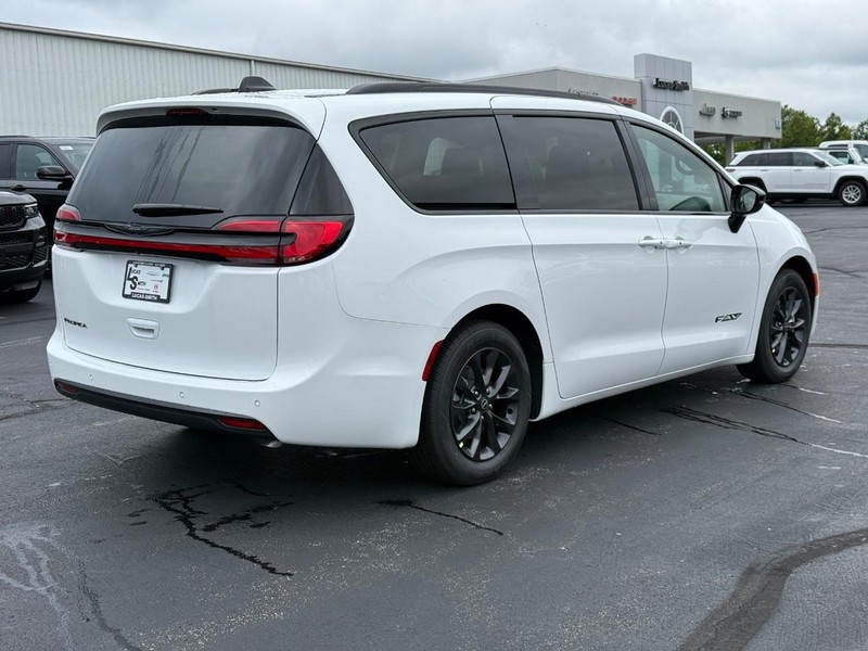 Chrysler Pacifica Vehicle Full-screen Gallery Image 3