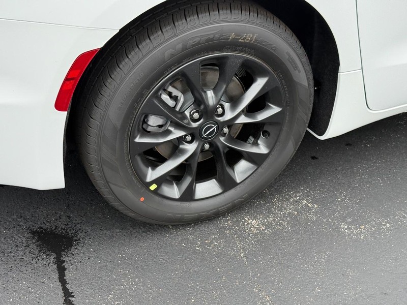 Chrysler Pacifica Vehicle Full-screen Gallery Image 4