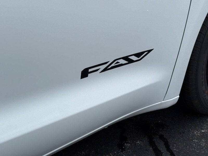 Chrysler Pacifica Vehicle Full-screen Gallery Image 5