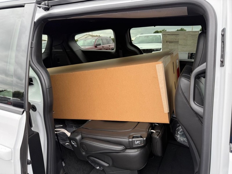 Chrysler Pacifica Vehicle Full-screen Gallery Image 6