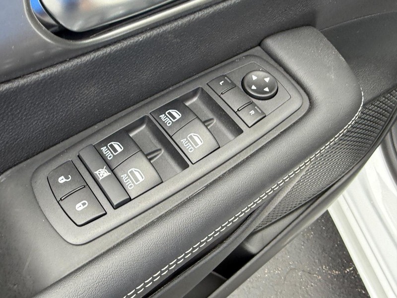 Chrysler Pacifica Vehicle Full-screen Gallery Image 7