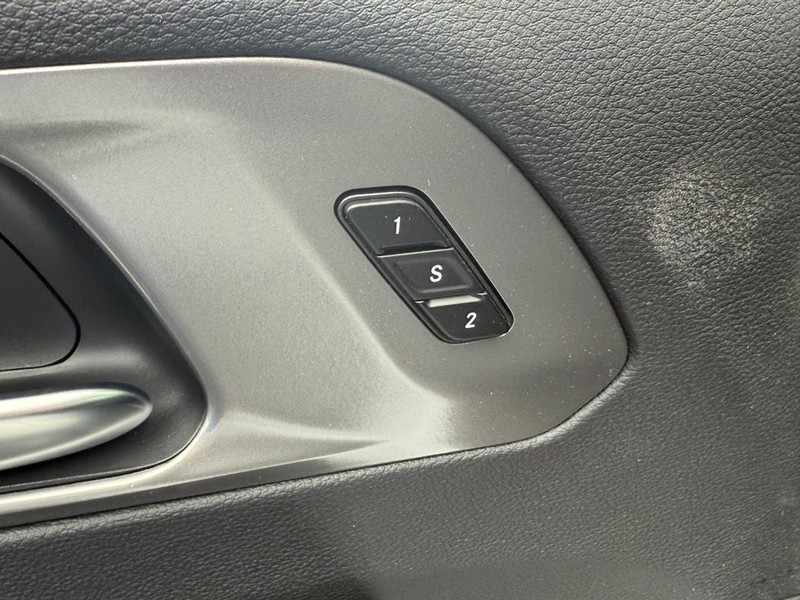 Chrysler Pacifica Vehicle Full-screen Gallery Image 8