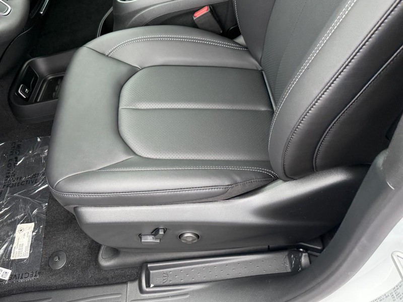 Chrysler Pacifica Vehicle Full-screen Gallery Image 9