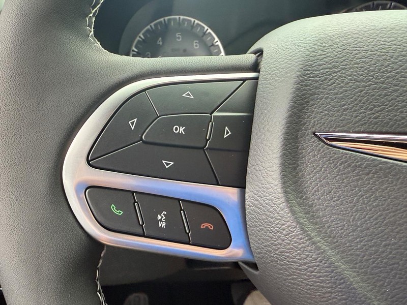 Chrysler Pacifica Vehicle Full-screen Gallery Image 10