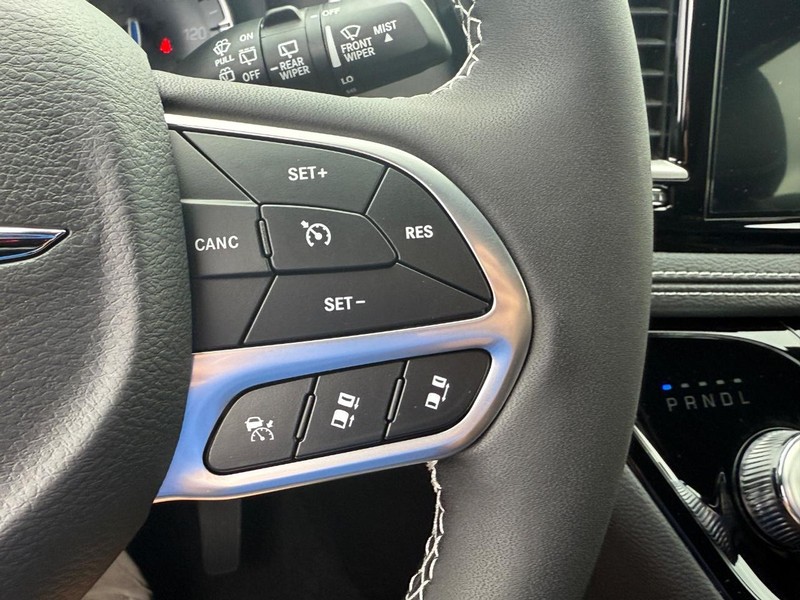 Chrysler Pacifica Vehicle Full-screen Gallery Image 11
