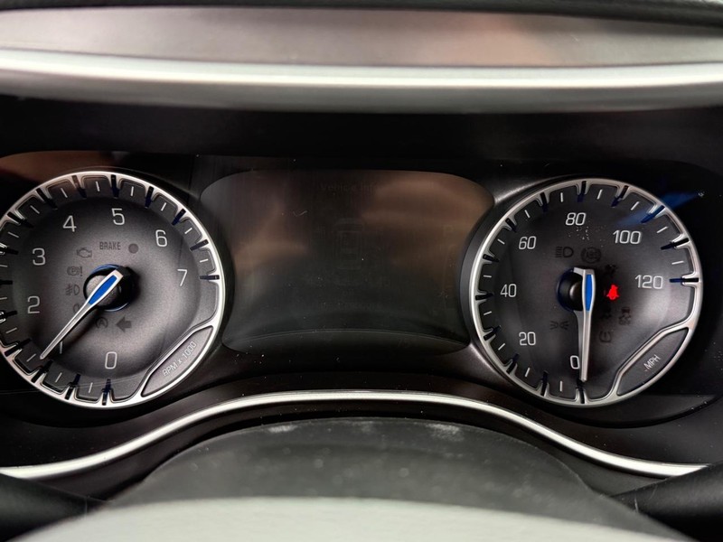 Chrysler Pacifica Vehicle Full-screen Gallery Image 12