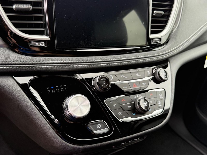 Chrysler Pacifica Vehicle Full-screen Gallery Image 13
