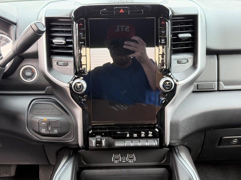 Ram 2500 Vehicle Full-screen Gallery Image 9