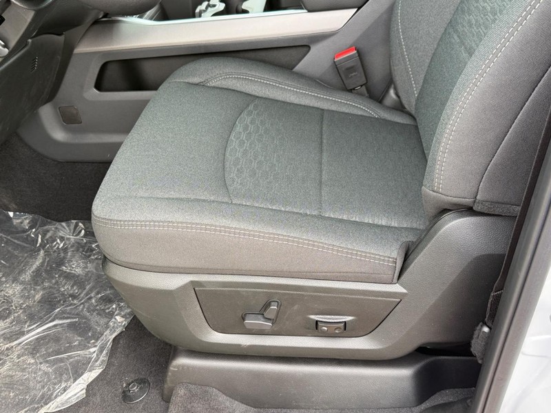 Ram 2500 Vehicle Full-screen Gallery Image 11