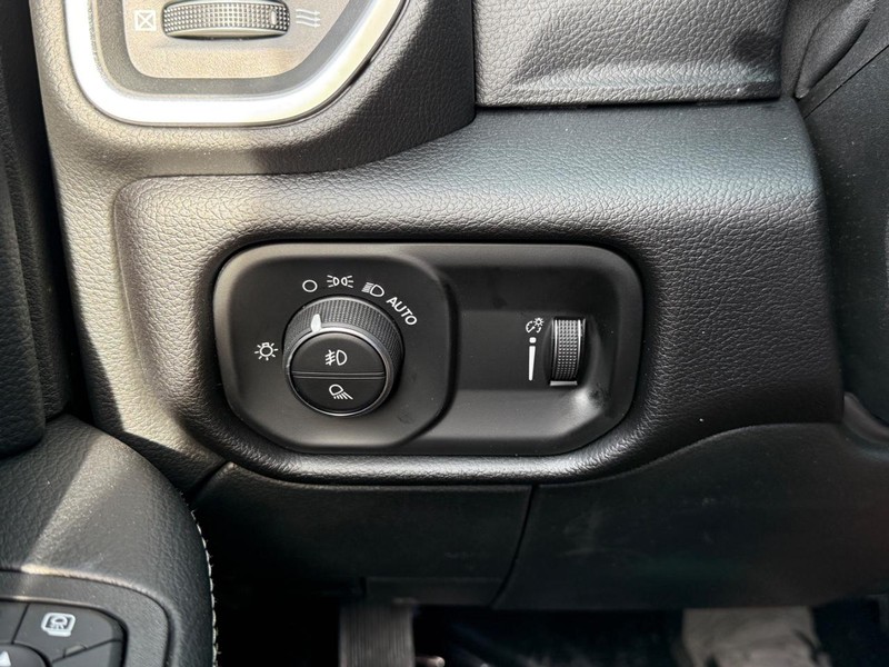 Ram 2500 Vehicle Full-screen Gallery Image 12