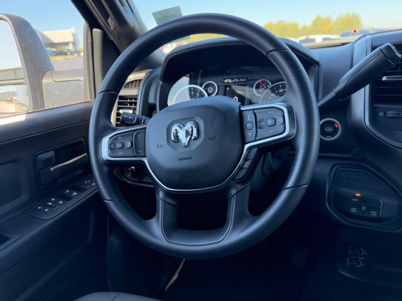 Ram 2500 Vehicle Full-screen Gallery Image 8