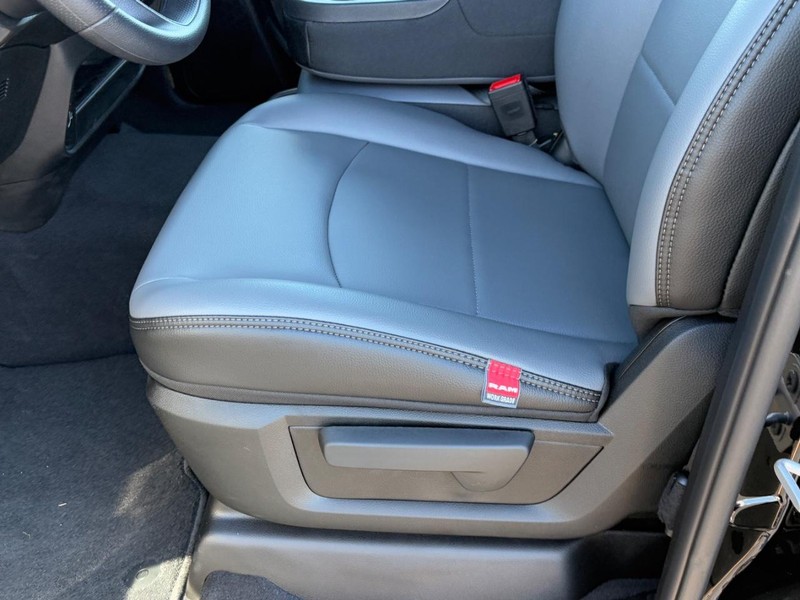 Ram 2500 Vehicle Full-screen Gallery Image 10