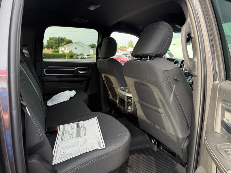 Ram 2500 Vehicle Full-screen Gallery Image 6