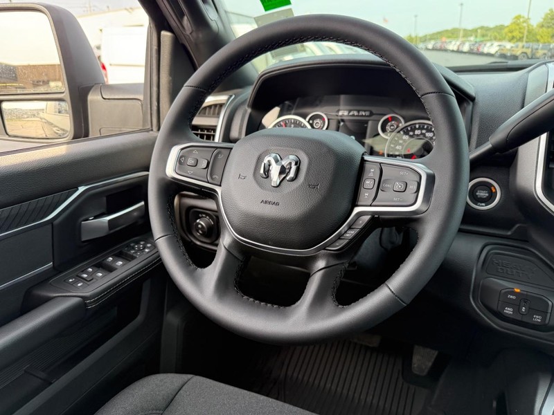 Ram 2500 Vehicle Full-screen Gallery Image 8