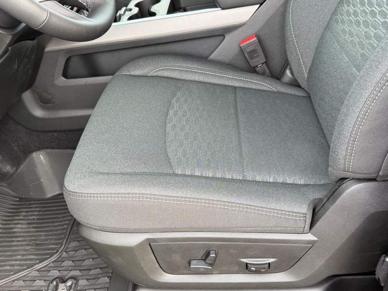 Ram 2500 Vehicle Full-screen Gallery Image 11