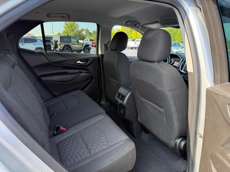 Chevrolet Equinox Vehicle Full-screen Gallery Image 11
