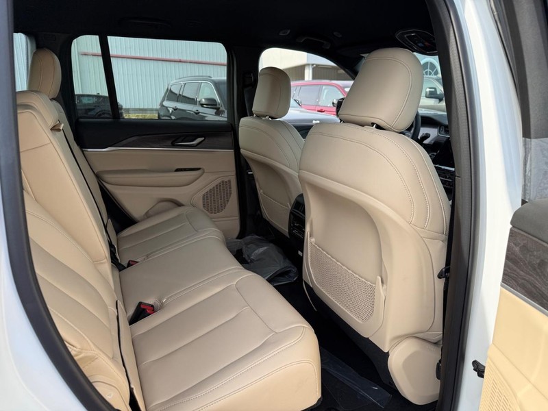 Jeep Grand Cherokee Vehicle Full-screen Gallery Image 6