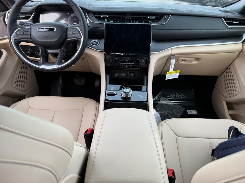 Jeep Grand Cherokee Vehicle Full-screen Gallery Image 7