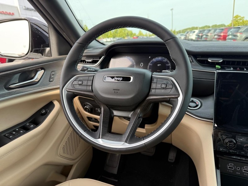 Jeep Grand Cherokee Vehicle Full-screen Gallery Image 8