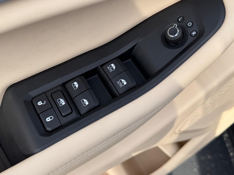 Jeep Grand Cherokee Vehicle Full-screen Gallery Image 10